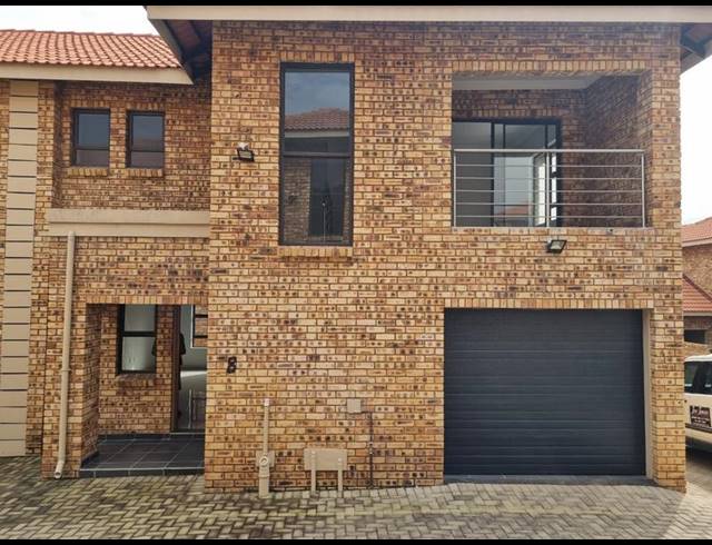3 BEDROOM TOWNHOUSE FOR SALE IN ELANDSHAVEN
